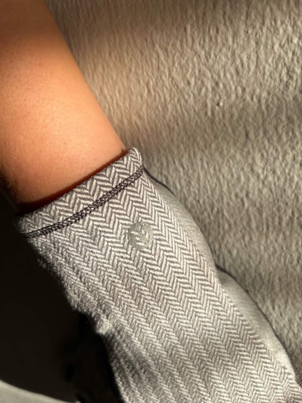 Lululemon Run With Me Gloves in Heathered Herringbone White Slate. - Picture 4 of 12